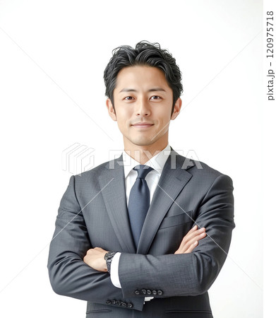 腕組みをするスーツ姿の日本人男性ビジネスマン 120975718