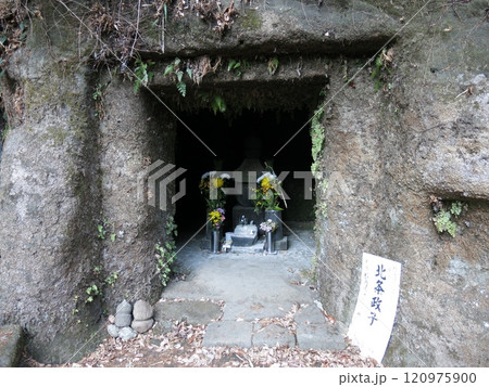 鎌倉市の寿福寺にある北条政子の墓 鎌倉市の寿福寺にある北条政子の墓 120975900