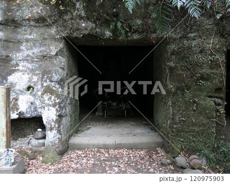 鎌倉市の寿福寺にある源実朝の墓 120975903