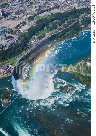 空から見たナイアガラの滝と虹 空から見たナイアガラの滝と虹 120976211