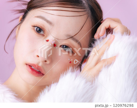 ストーンメイクをした女性　スキンケア　コスメ 120976298