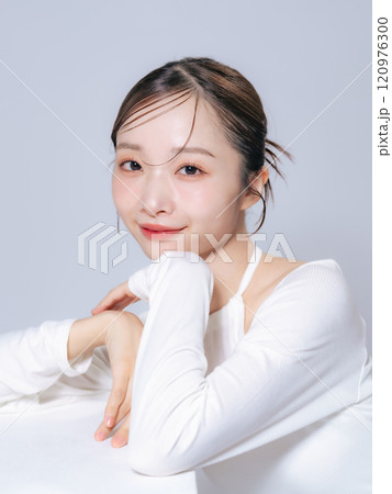 女性の美容ポートレート スキンケア コスメ 女性の美容ポートレート スキンケア コスメ 120976300