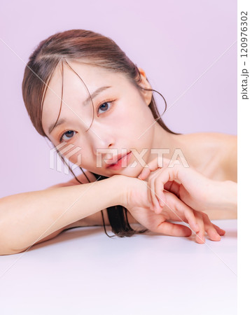 女性の美容ポートレート スキンケア コスメ 女性の美容ポートレート スキンケア コスメ 120976302