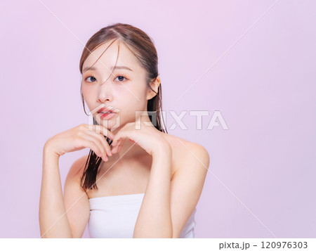 女性の美容ポートレート　スキンケア　コスメ 120976303