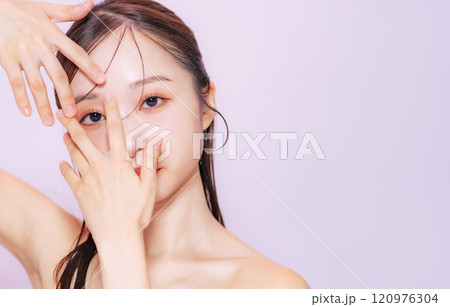 女性の美容ポートレート　スキンケア　コスメ 120976304