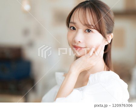 女性の美容ポートレート スキンケア コスメ 女性の美容ポートレート スキンケア コスメ 120976306