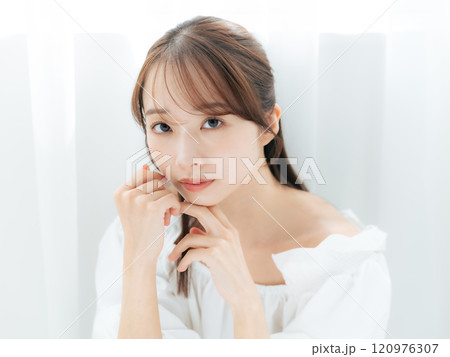 女性の美容ポートレート スキンケア コスメ 女性の美容ポートレート スキンケア コスメ 120976307