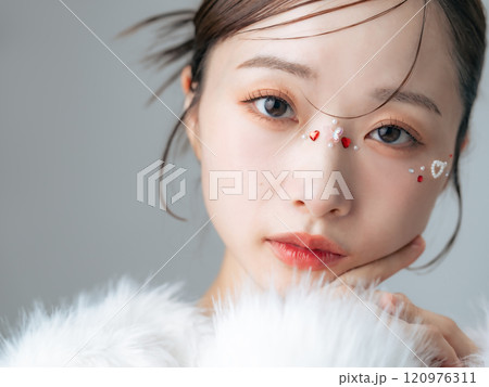 ストーンメイクをした女性　スキンケア　コスメ 120976311