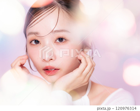 女性の美容ポートレート　スキンケア　コスメ 120976314
