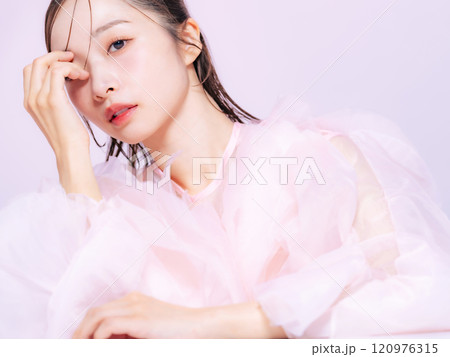 女性の美容ポートレート　スキンケア　コスメ 120976315