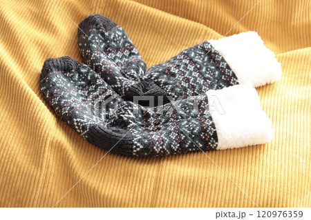 冷え対策モコモコ靴下　ノルディック柄のルームソックス 120976359