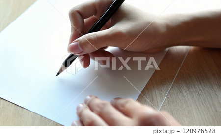 紙に何かを書く人の手 120976528