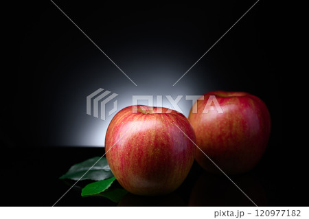 リンゴ（ 黒背景 ） 120977182