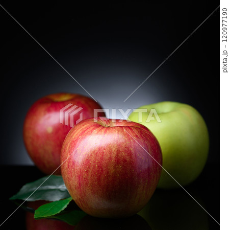 青りんごと赤リンゴ（ 黒背景 ） 120977190