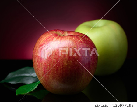 青りんごと赤リンゴ（ 黒背景 ） 120977195