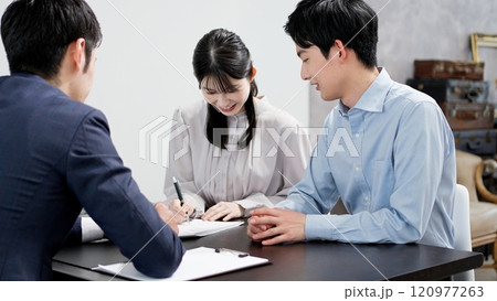 不動産の契約書にサインをする女性 120977263