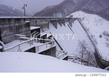 雪の降る・冬の朝里ダム 120977322