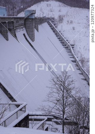 雪の降る・冬の朝里ダム 120977324