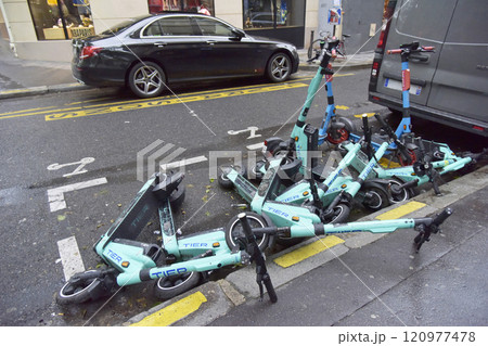 乱雑に倒されたスケートボード 120977478