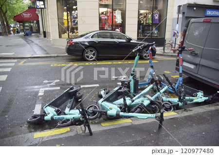 乱雑に倒されたスケートボード 120977480