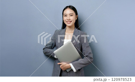 ノートパソコンを持つ若い女性 120978523