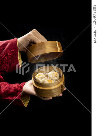 Chinese person showing dim sum dumpling on bamboo wooden basket bowl Chinese person showing dim sum dumpling on bamboo wooden basket bowl 120978805