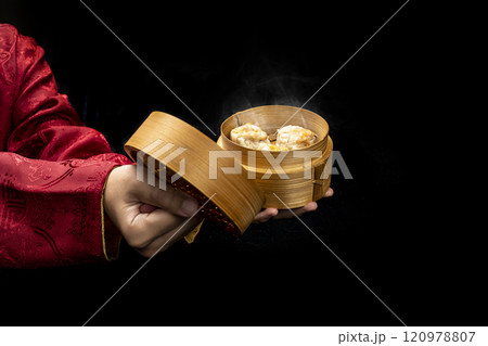 Chinese person showing dim sum dumpling on bamboo wooden basket bowl Chinese person showing dim sum dumpling on bamboo wooden basket bowl 120978807