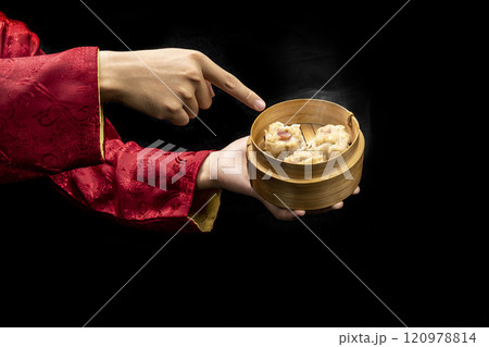 Chinese person showing dim sum dumpling on bamboo wooden basket bowl Chinese person showing dim sum dumpling on bamboo wooden basket bowl 120978814