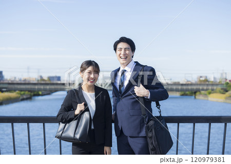 空を見上げるビジネスチーム 120979381