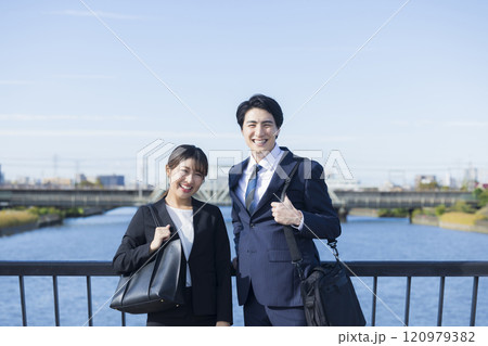 空を見上げるビジネスチーム 120979382