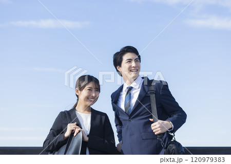 空を見上げるビジネスチーム 120979383