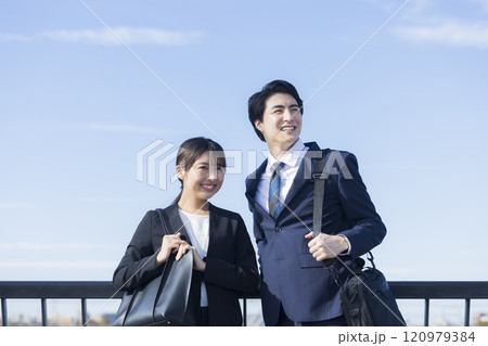 空を見上げるビジネスチーム 120979384