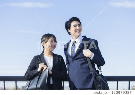 空を見上げるビジネスチーム 120979387