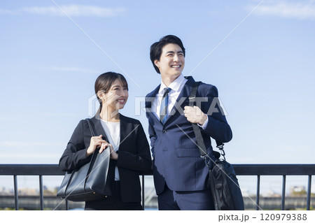 空を見上げるビジネスチーム 120979388