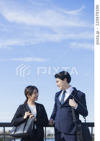 空を見上げるビジネスチーム 120979390