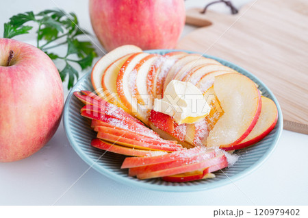 バターと砂糖を乗せたリンゴのスライス バターと砂糖を乗せたリンゴのスライス 120979402