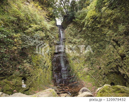 紅葉した養老渓谷 120979432