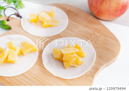 餃子の皮にのせた煮りんご 120979494