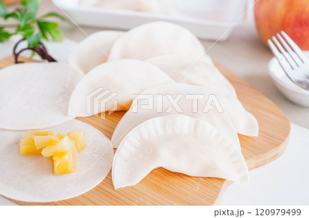 ギョウザの皮に包んだ煮りんご 120979499