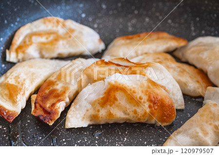 揚げ焼きする餃子のアップルパイ風 120979507