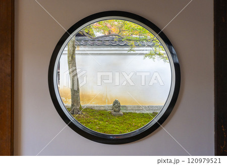 秋の京都 妙覺寺(妙覚寺) 円窓から見える風情ある庭と石像 秋の京都 妙覺寺(妙覚寺) 円窓から見える風情ある庭と石像 120979521