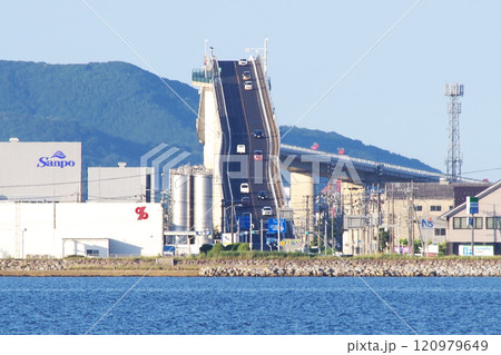 中海に浮かぶ大根島の岸辺から望遠レンズで撮影した江島大橋（通称ベタ踏み坂）の松江方面側の急勾配の写真 120979649