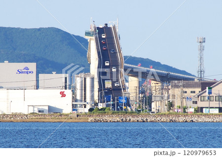 中海に浮かぶ大根島の岸辺から望遠レンズで撮影した江島大橋(通称ベタ踏み坂)の松江方面側の急勾配の写真 中海に浮かぶ大根島の岸辺から望遠レンズで撮影した江島大橋(通称ベタ踏み坂)の松江方面側の急勾配の写真 120979653