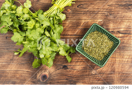 Spice fresh and dry coriander. 120980594