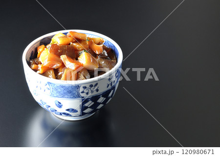 豪華山盛り具だくさんの漬け海鮮丼を黒背景で撮影 豪華山盛り具だくさんの漬け海鮮丼を黒背景で撮影 120980671
