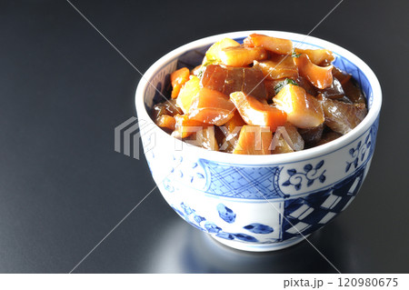 豪華山盛り具だくさんの漬け海鮮丼を黒背景で撮影 豪華山盛り具だくさんの漬け海鮮丼を黒背景で撮影 120980675