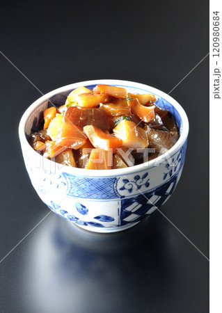 豪華山盛り具だくさんの漬け海鮮丼を黒背景で撮影 豪華山盛り具だくさんの漬け海鮮丼を黒背景で撮影 120980684