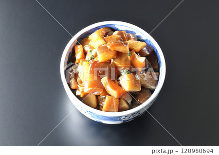 豪華山盛り具だくさんの漬け海鮮丼を黒背景で撮影 120980694