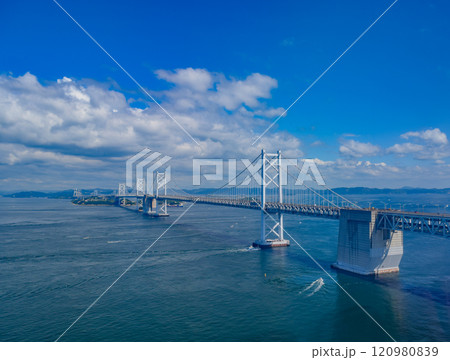 青空快晴の中の海にかかる大きな橋 青空快晴の中の海にかかる大きな橋 120980839