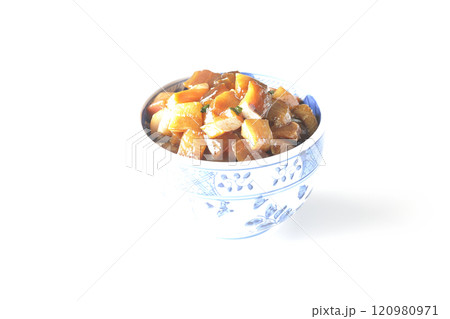 豪華山盛り具だくさんの漬け海鮮丼を白背景で撮影 120980971